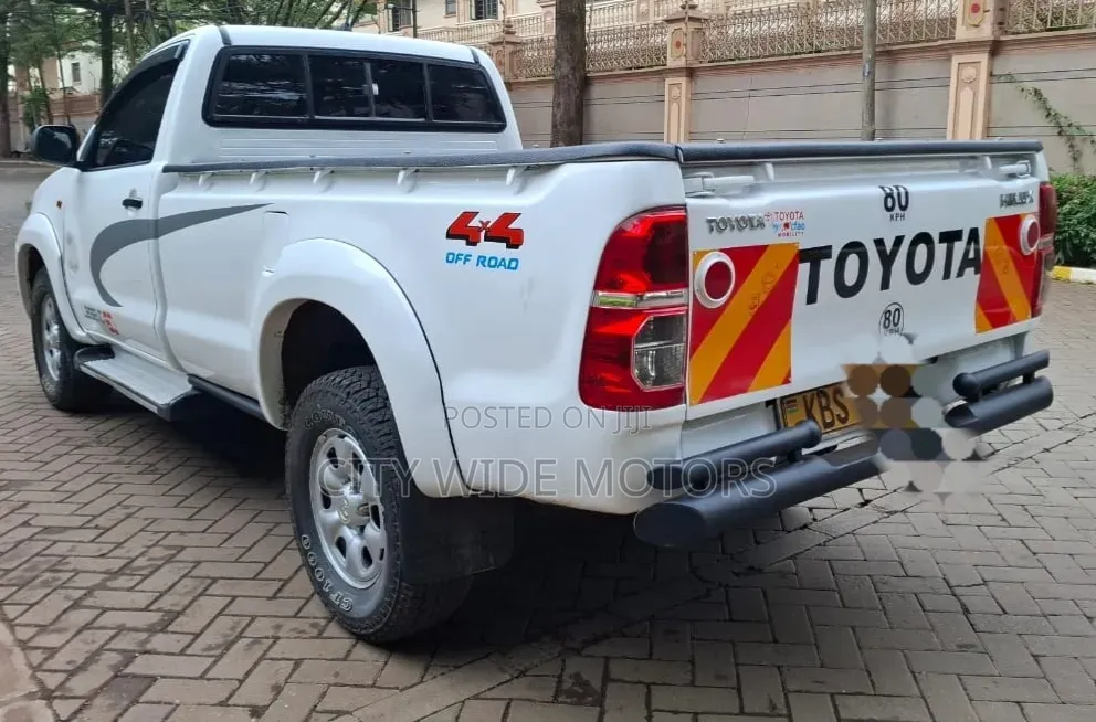Toyota Hilux 2012 White