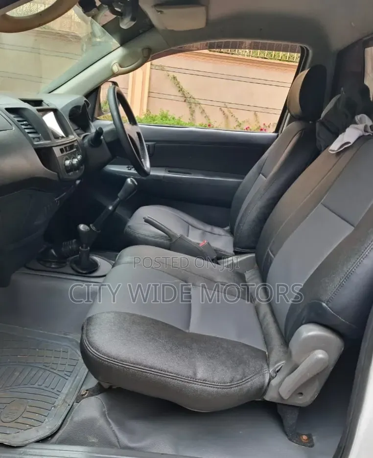 Toyota Hilux 2012 White