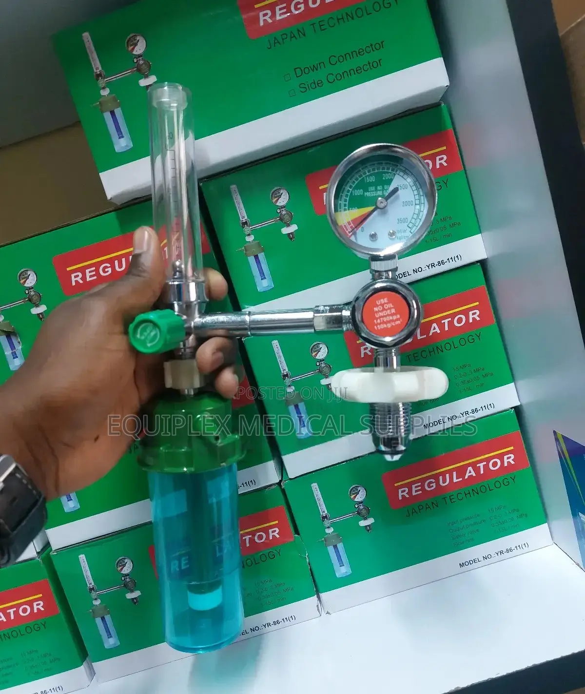 Oxygen Regulator With Flowmeter and Humidifier Bottle