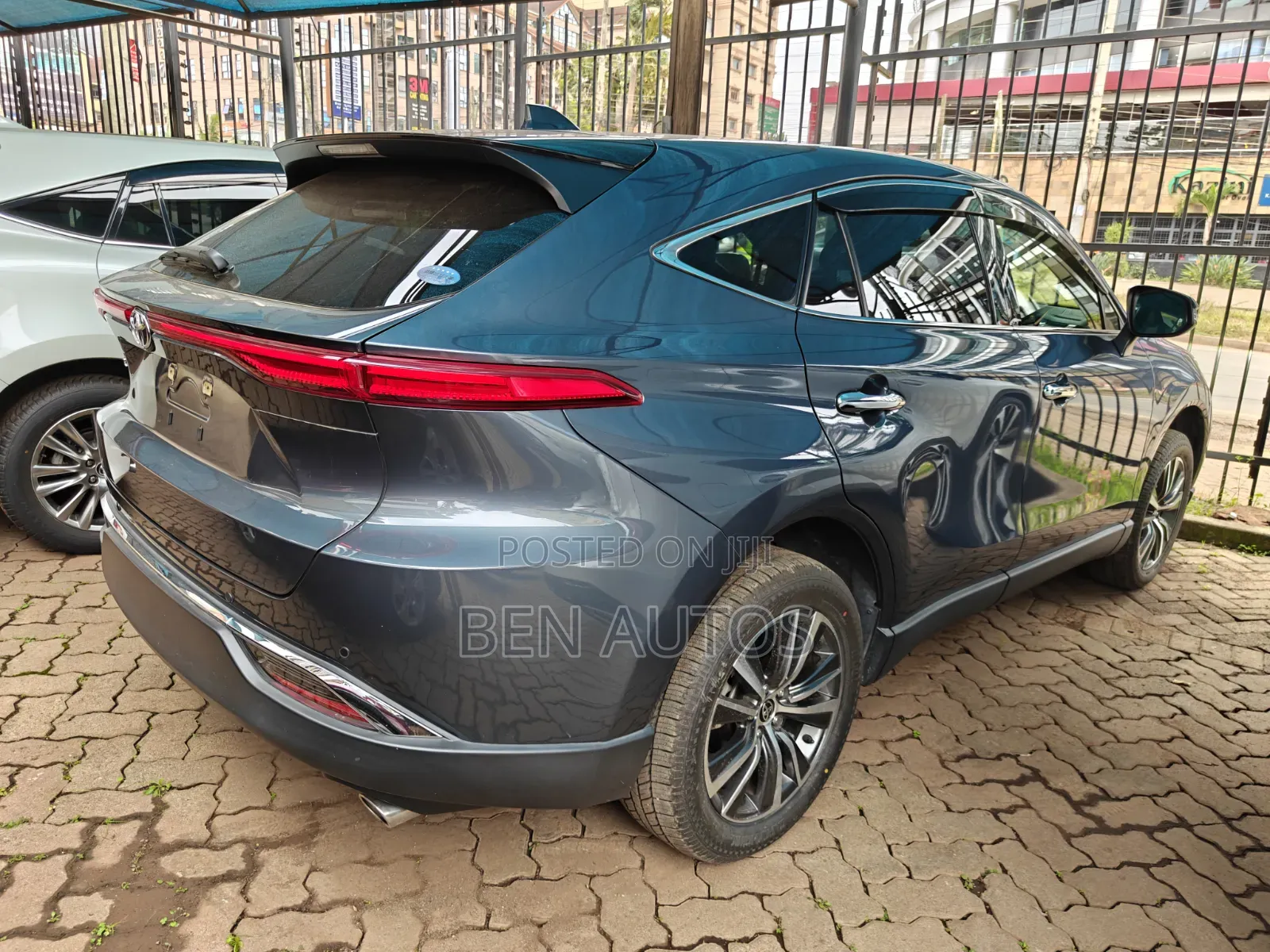 Toyota Harrier 2.0 2021 Blue