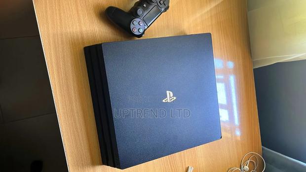 Fresh Import Playstation 4 Pro 1tb - thumbnail 3