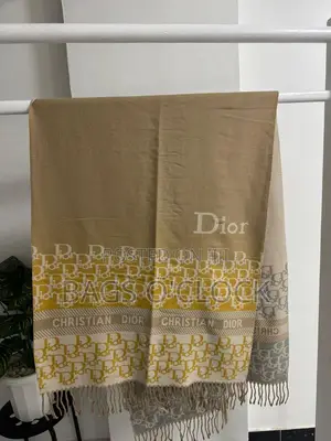 Stylish Designer Scarf – Soft Elegant