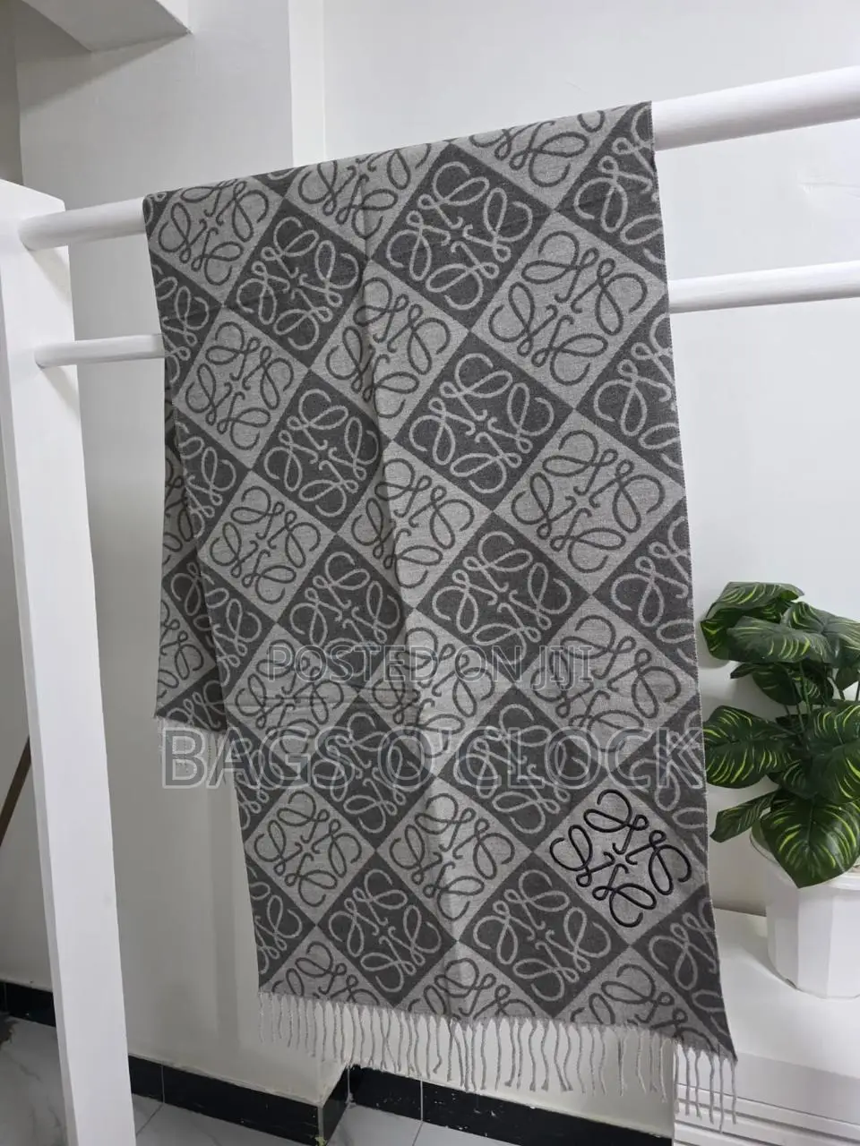 Stylish Designer Scarf – Soft Elegant