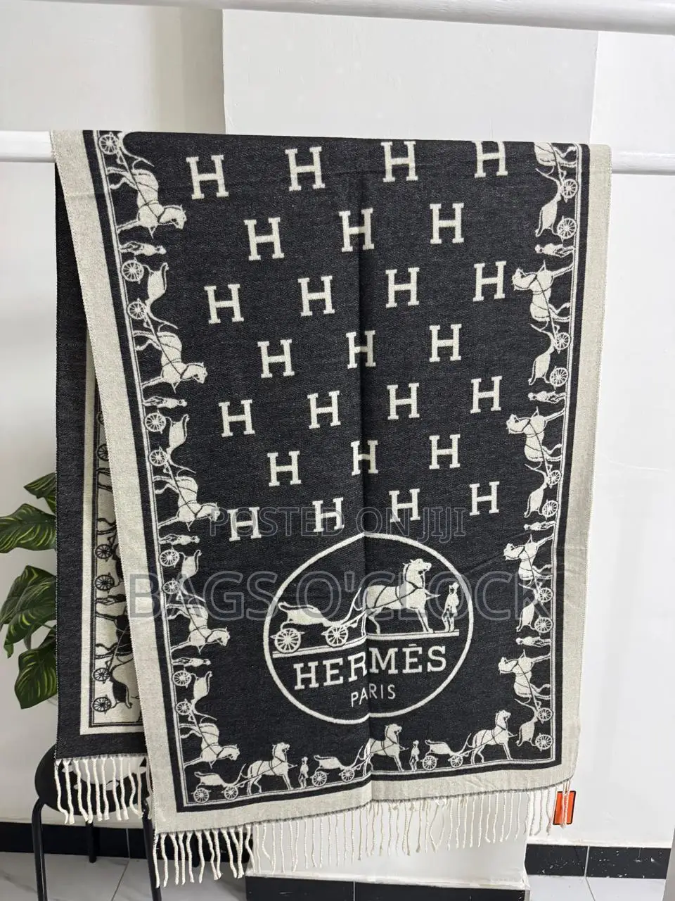 Stylish Designer Scarf – Soft Elegant