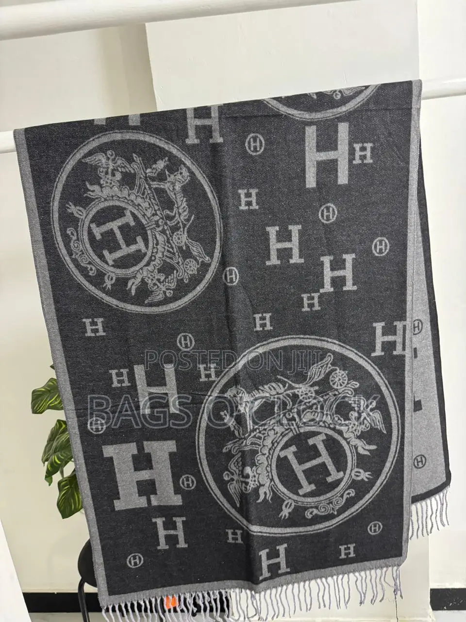 Stylish Designer Scarf – Soft Elegant