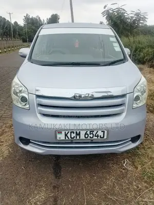 Toyota Noah 2010 Silver