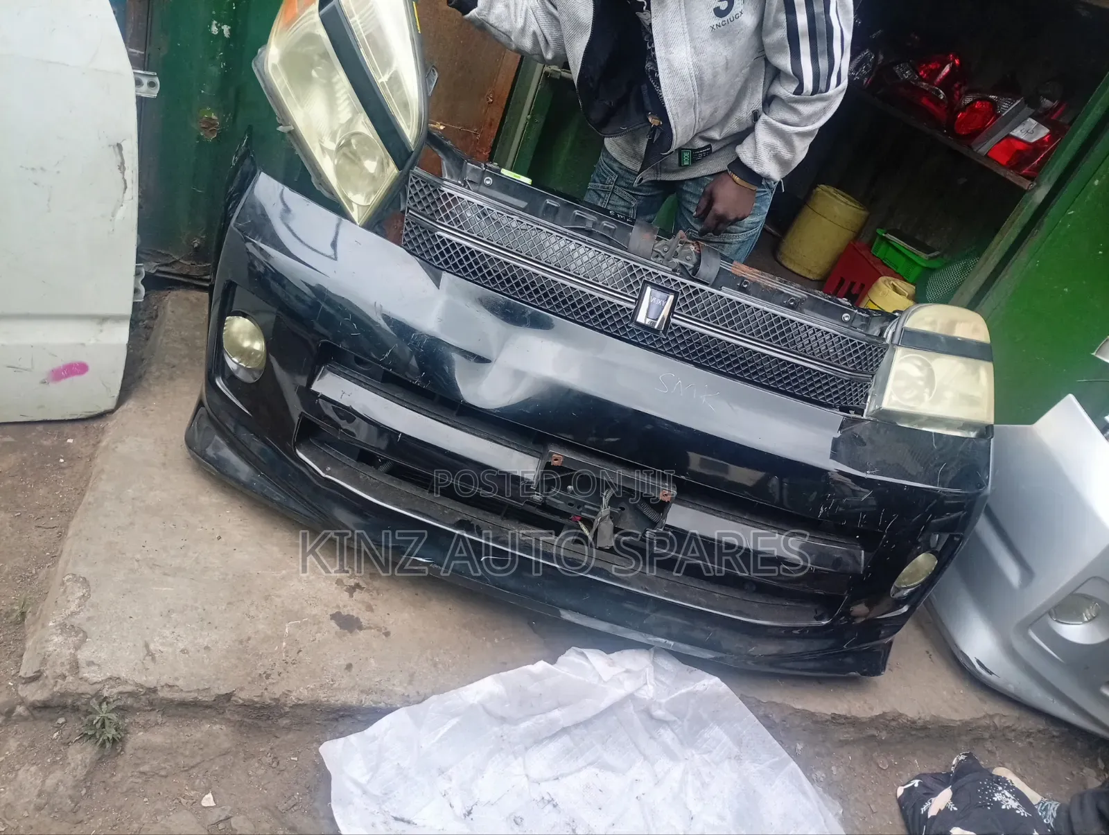 Toyota Voxy 2005 Model Nosecut