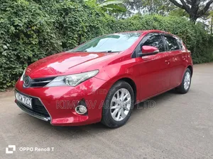 Toyota Auris 2012 Red