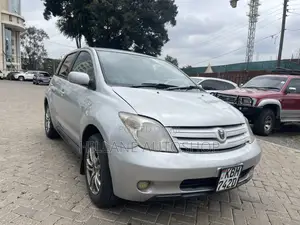 Toyota IST 2004 Silver