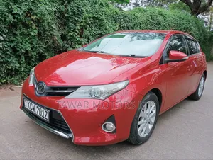 Toyota Auris 2012 Red