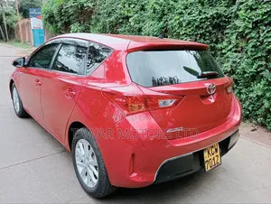 Toyota Auris 2012 Red