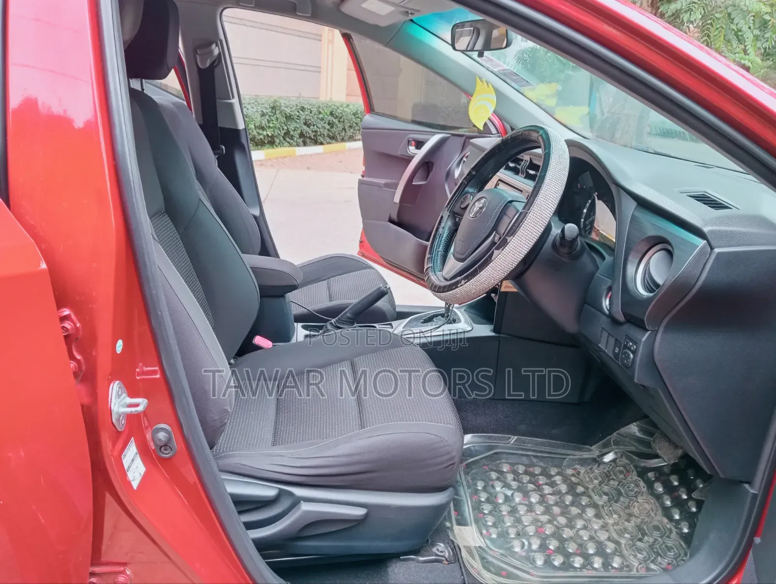 Toyota Auris 2012 Red