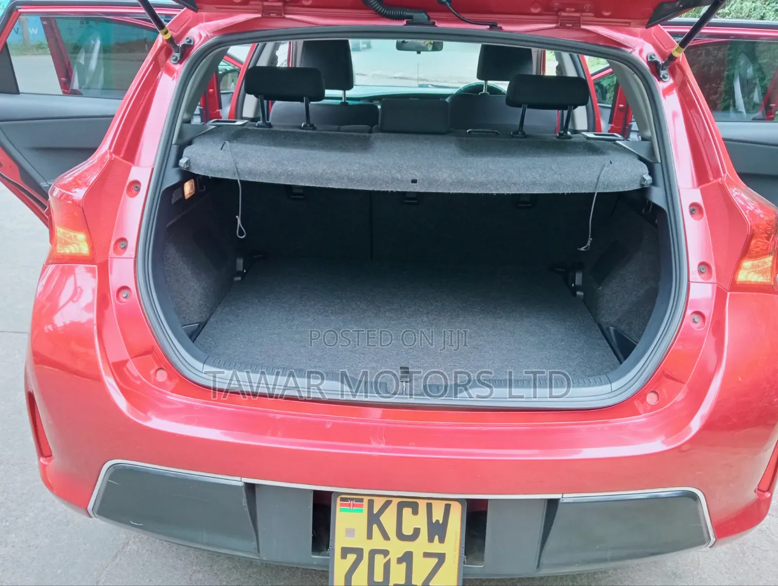 Toyota Auris 2012 Red
