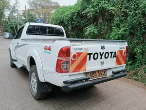 Toyota Hilux 2012 White