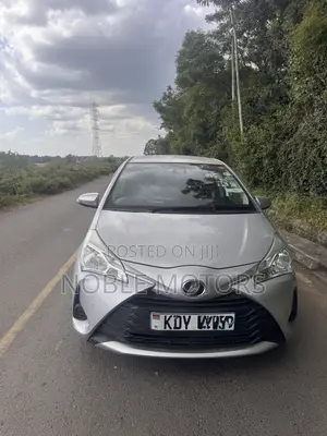 Toyota Vitz 2018 Silver