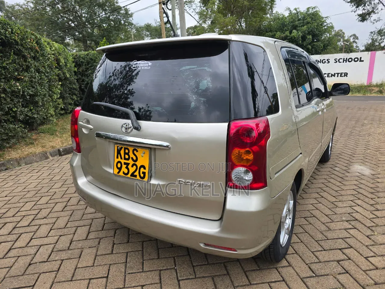 Toyota Raum 2005 Gold