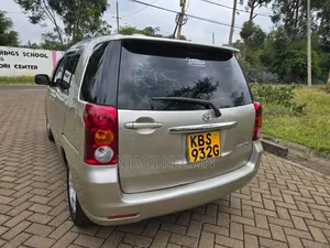 Toyota Raum 2005 Gold