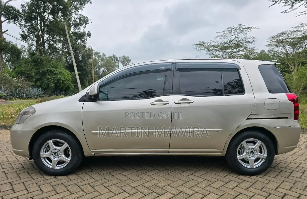 Toyota Raum 2005 Silver