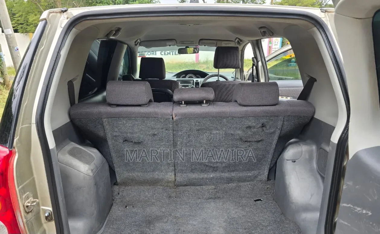 Toyota Raum 2005 Silver