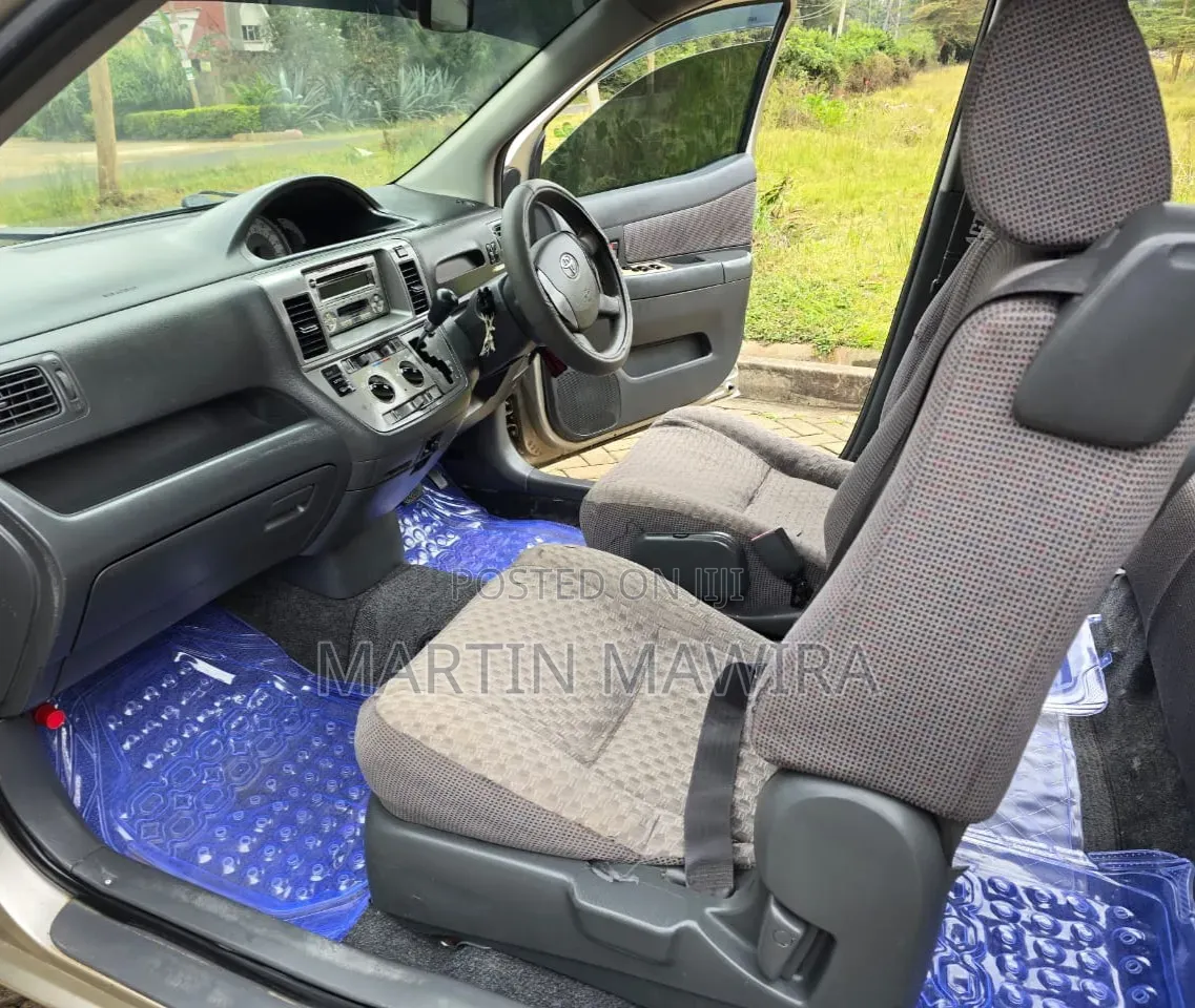 Toyota Raum 2005 Silver