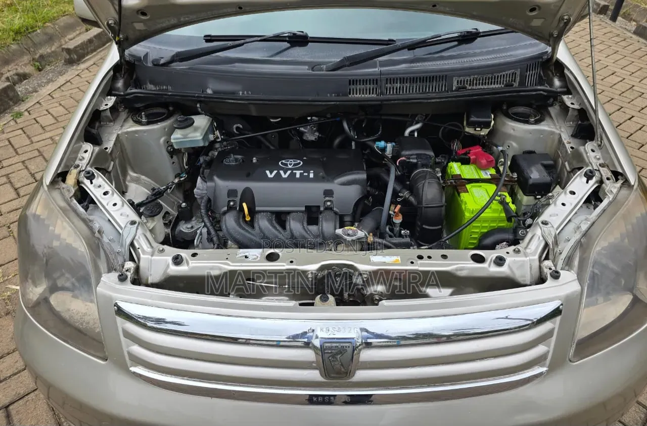 Toyota Raum 2005 Silver