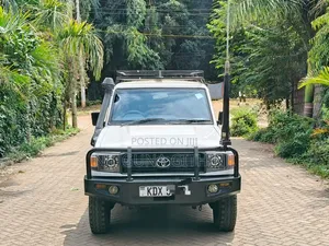 Toyota Land Cruiser 2010 White