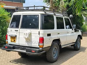 Toyota Land Cruiser 2010 White