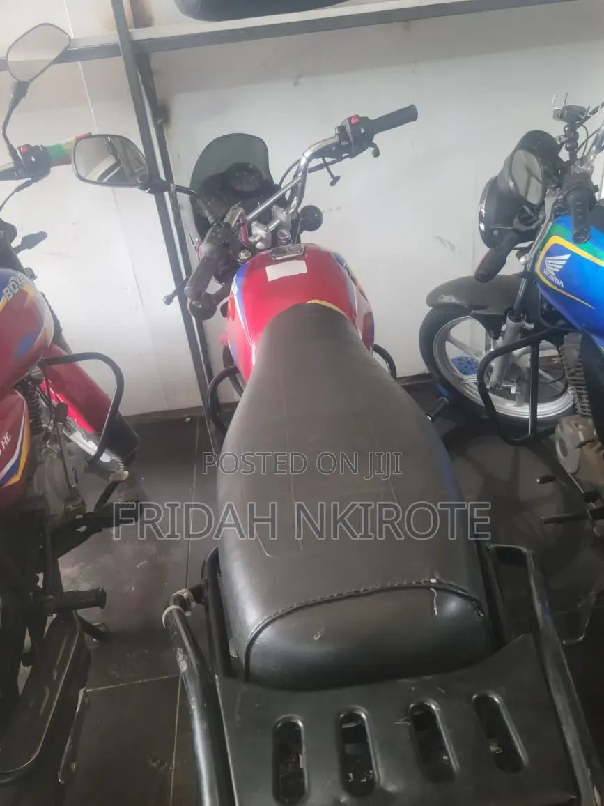 Bajaj Boxer 125 2025 Red