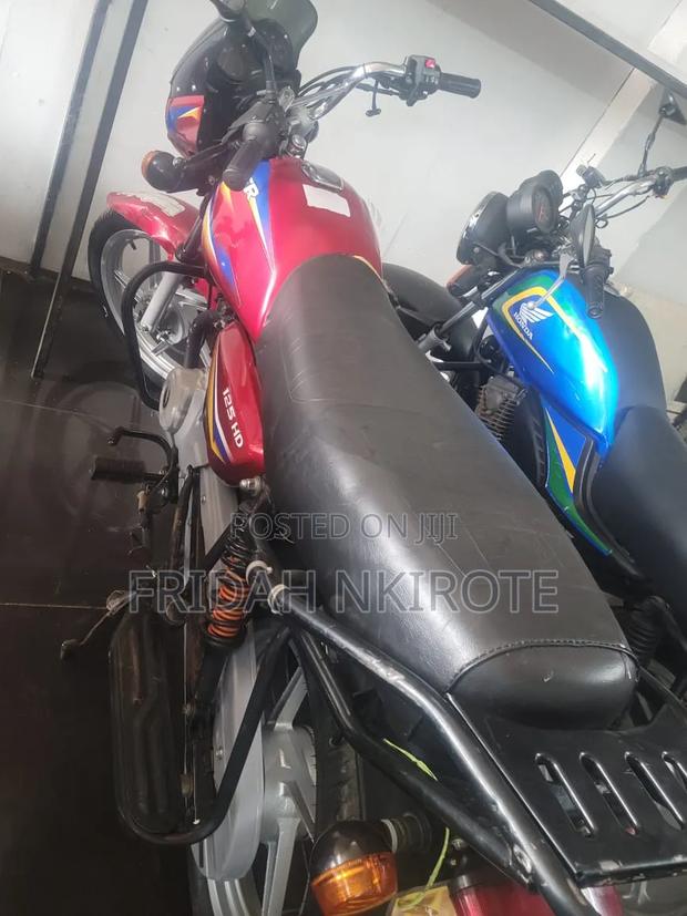 Bajaj Boxer 125 2025 Red - thumbnail 4