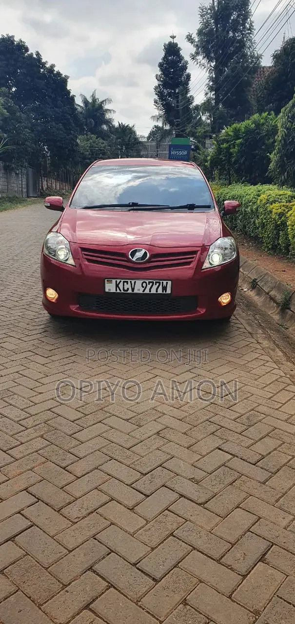 Toyota Auris 2012 Red