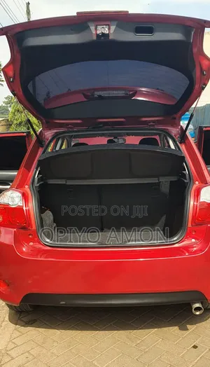 Toyota Auris 2012 Red