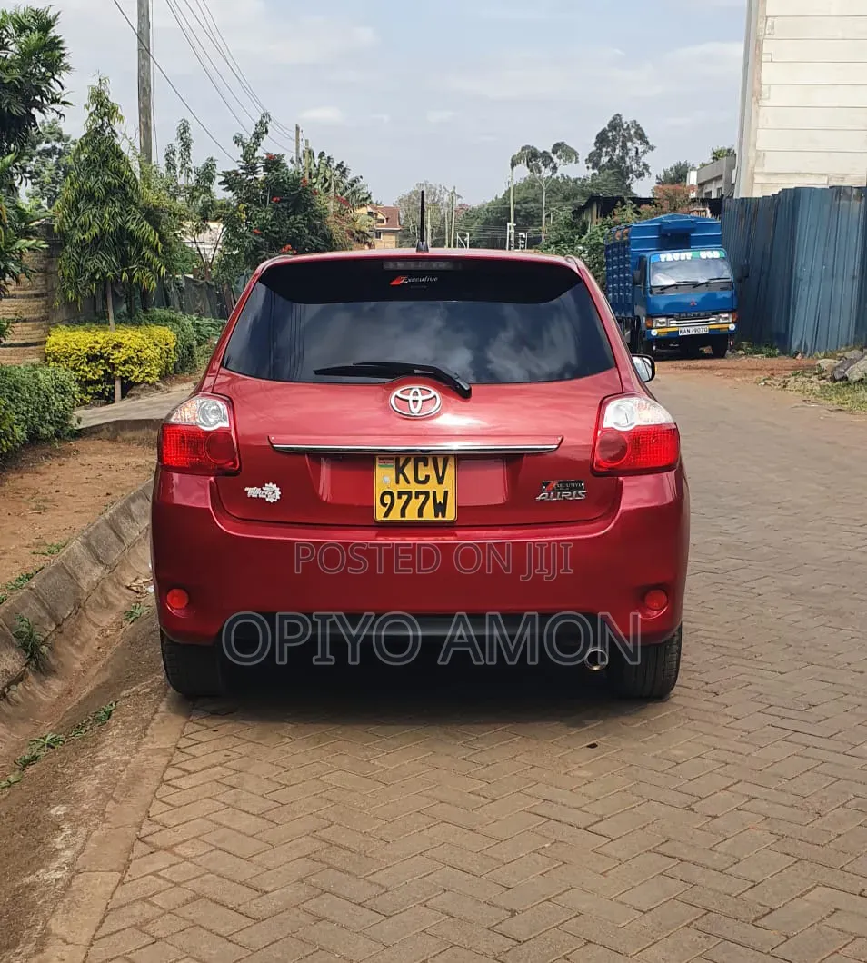 Toyota Auris 2012 Red