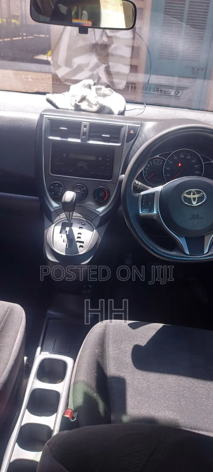 Toyota Ractis 1.3 FWD 2012 Silver