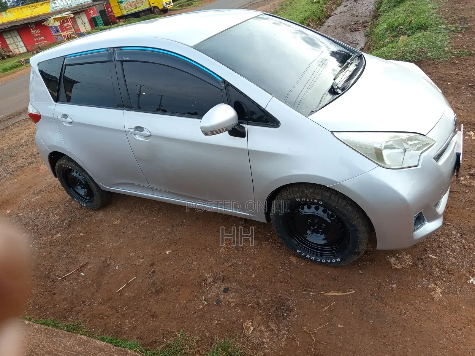 Toyota Ractis 1.3 FWD 2012 Silver