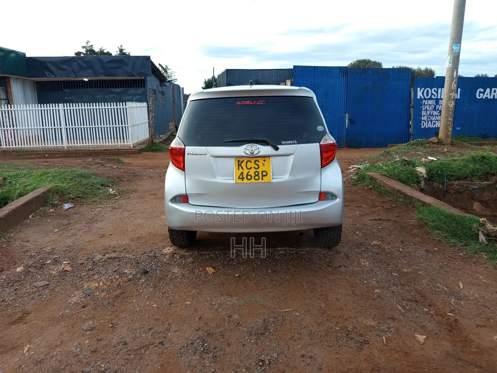 Toyota Ractis 1.3 FWD 2012 Silver