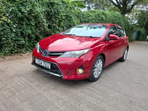 Toyota Auris 2013 Red