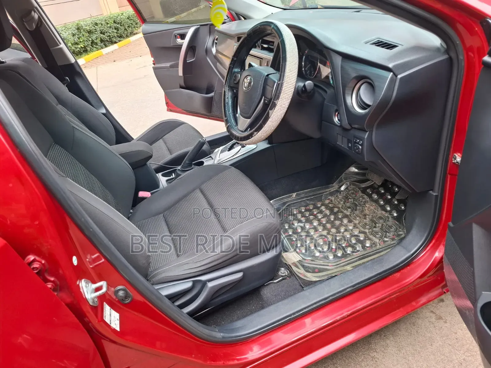 Toyota Auris 2013 Red