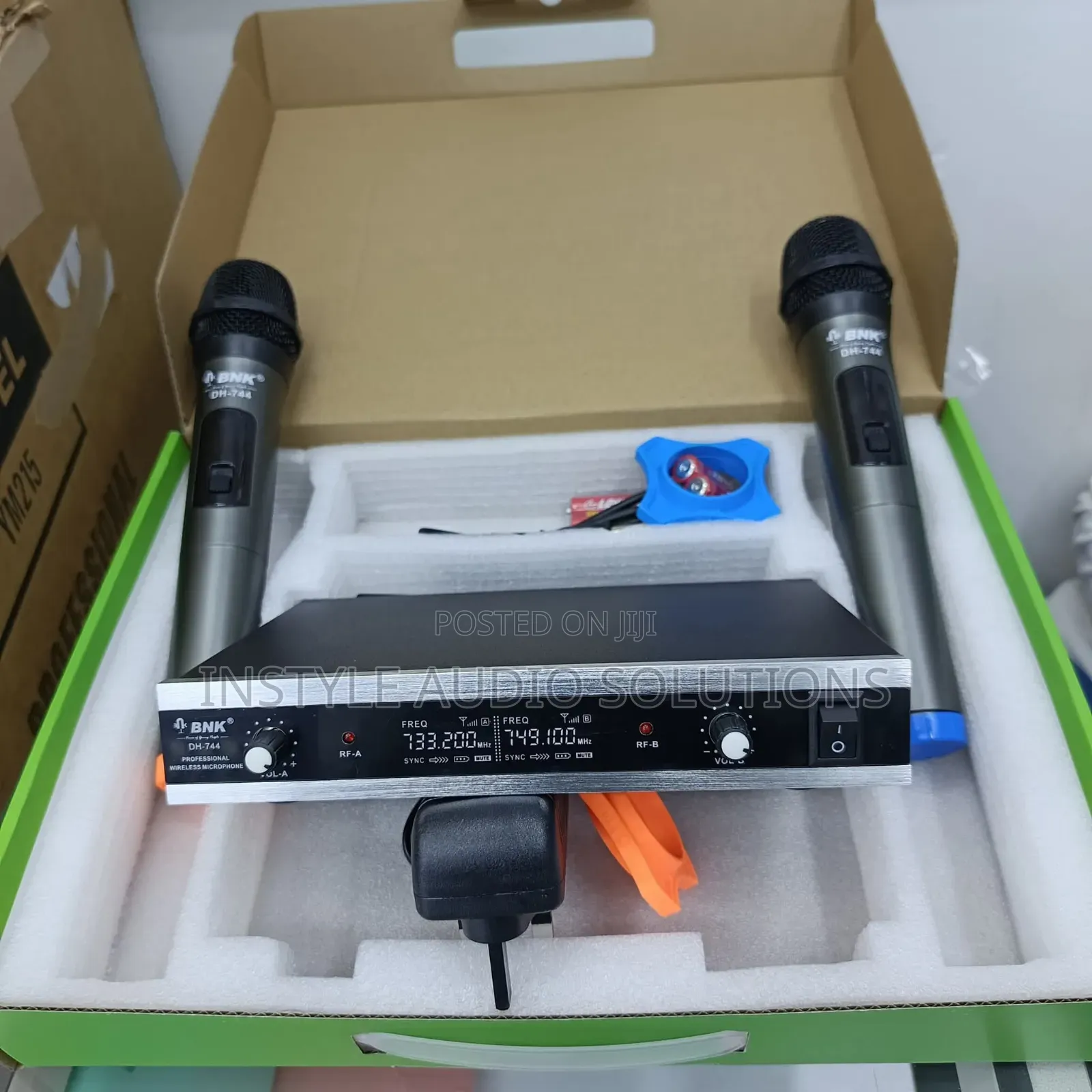 BNK Dh744 Wireless Dual Microphones 100 Meters Frequency Range