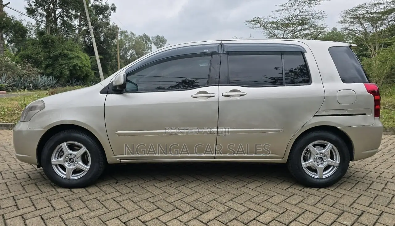 Toyota Raum 1.5 AWD 2005 Gold