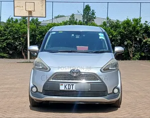 Toyota Sienta 2018 Silver