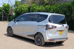 Toyota Sienta 2018 Silver