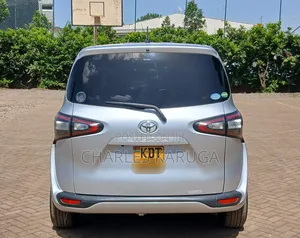 Toyota Sienta 2018 Silver