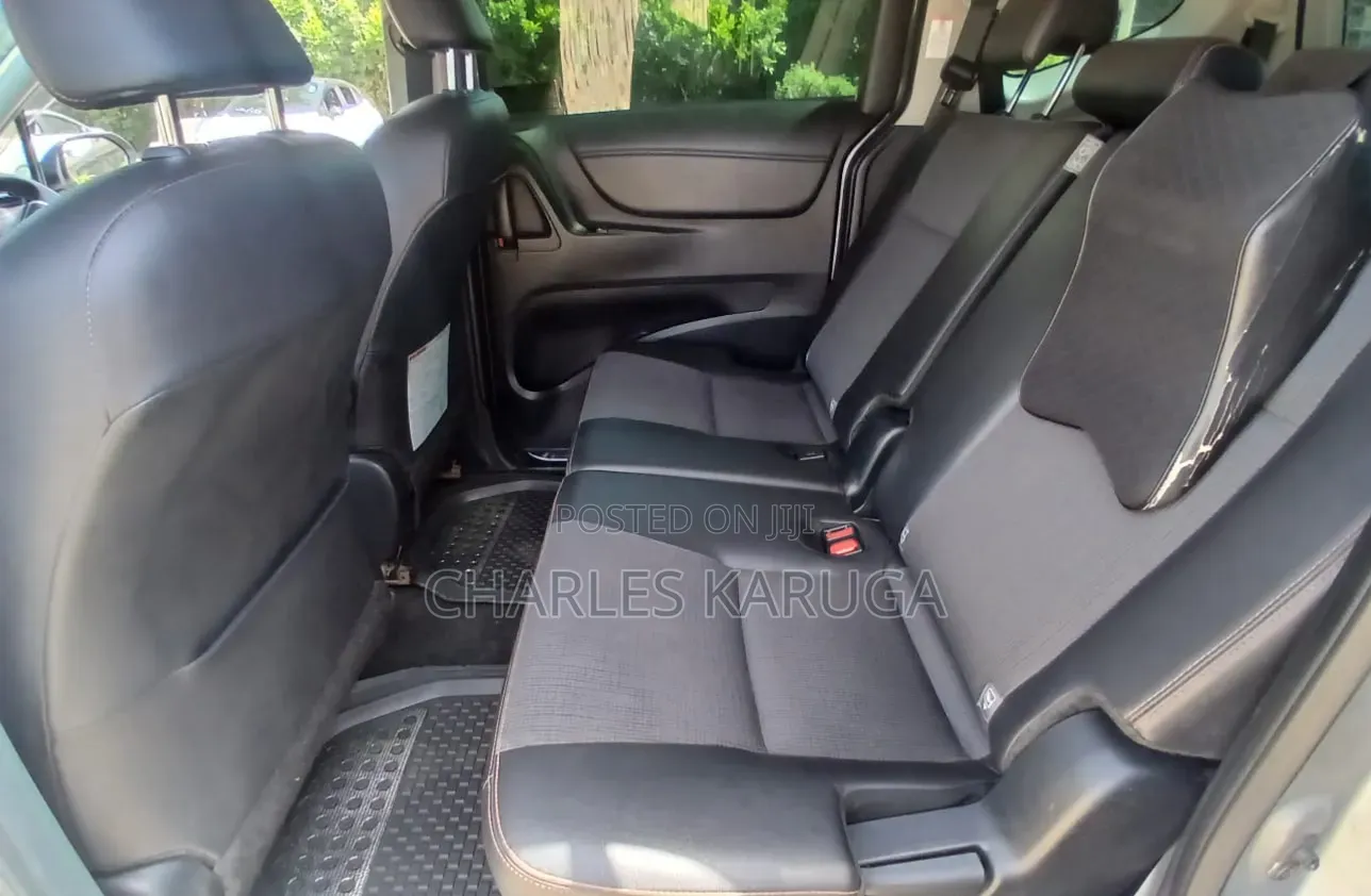 Toyota Sienta 2018 Silver
