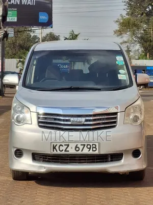 Toyota Noah 2.0 143hp FWD (8 Seater) 2013 Silver
