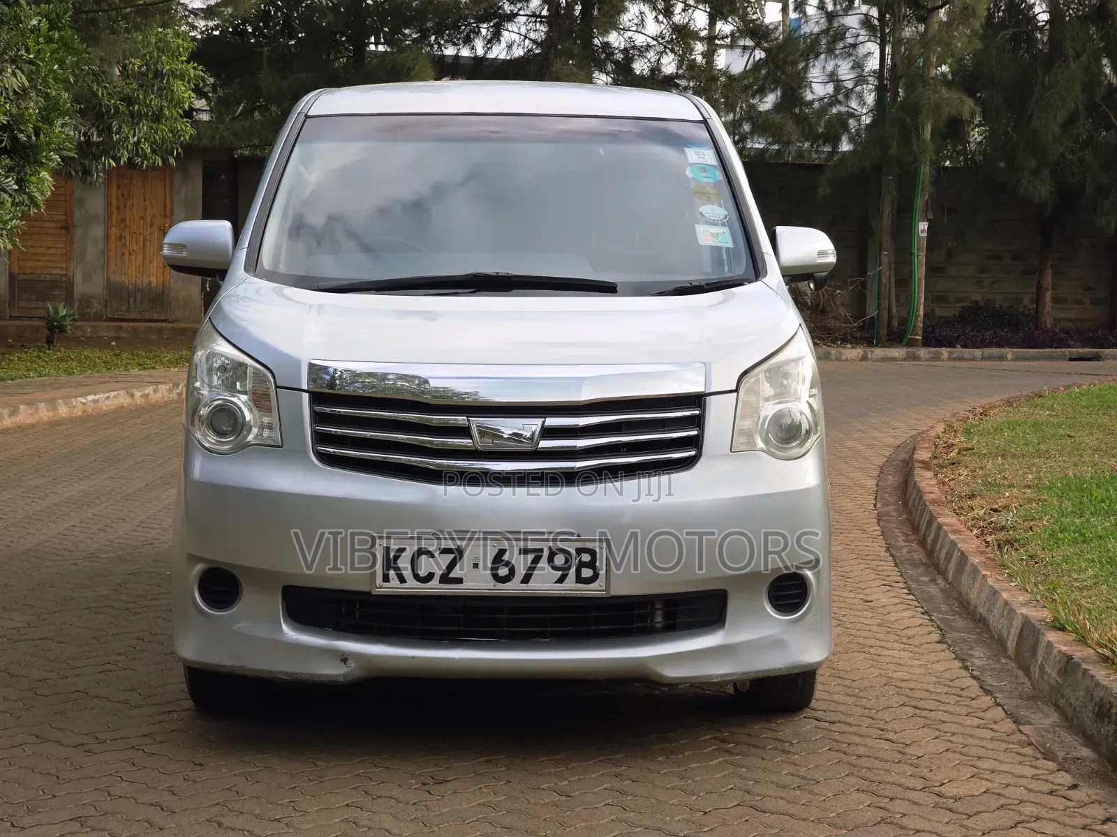 Toyota Noah 2013 Silver