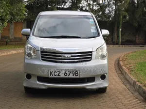 Toyota Noah 2013 Silver