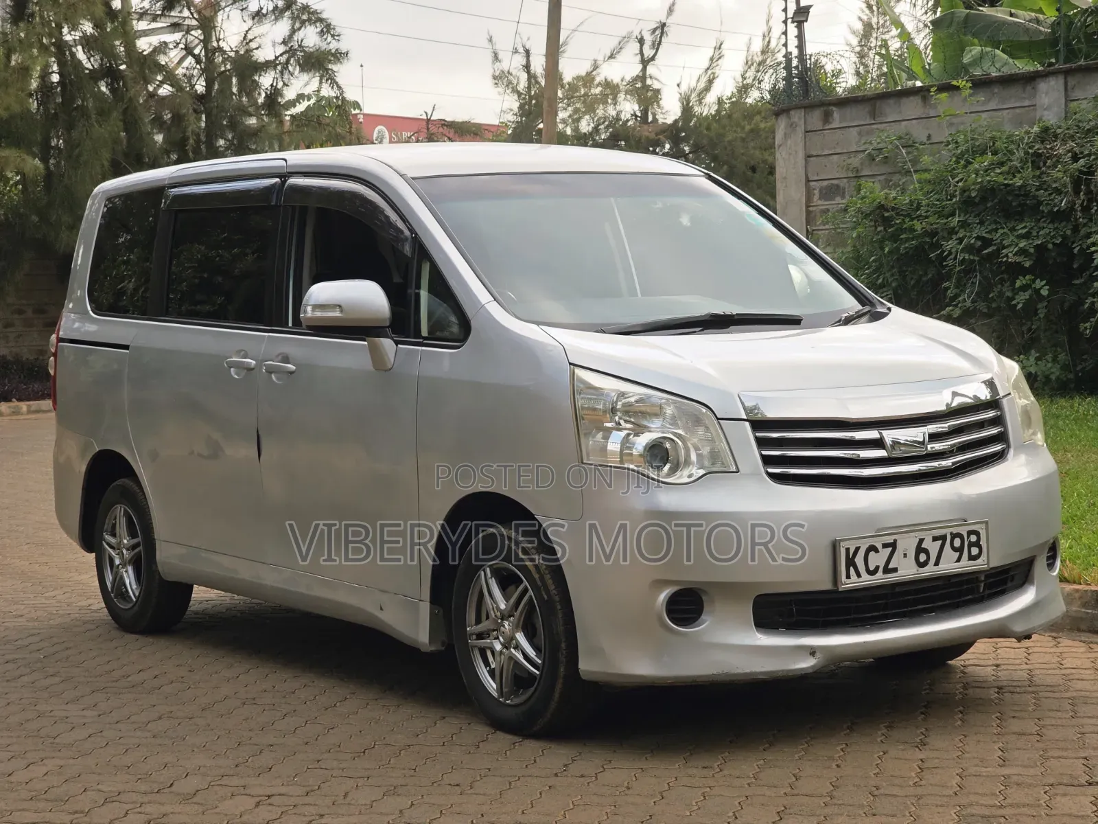Toyota Noah 2013 Silver
