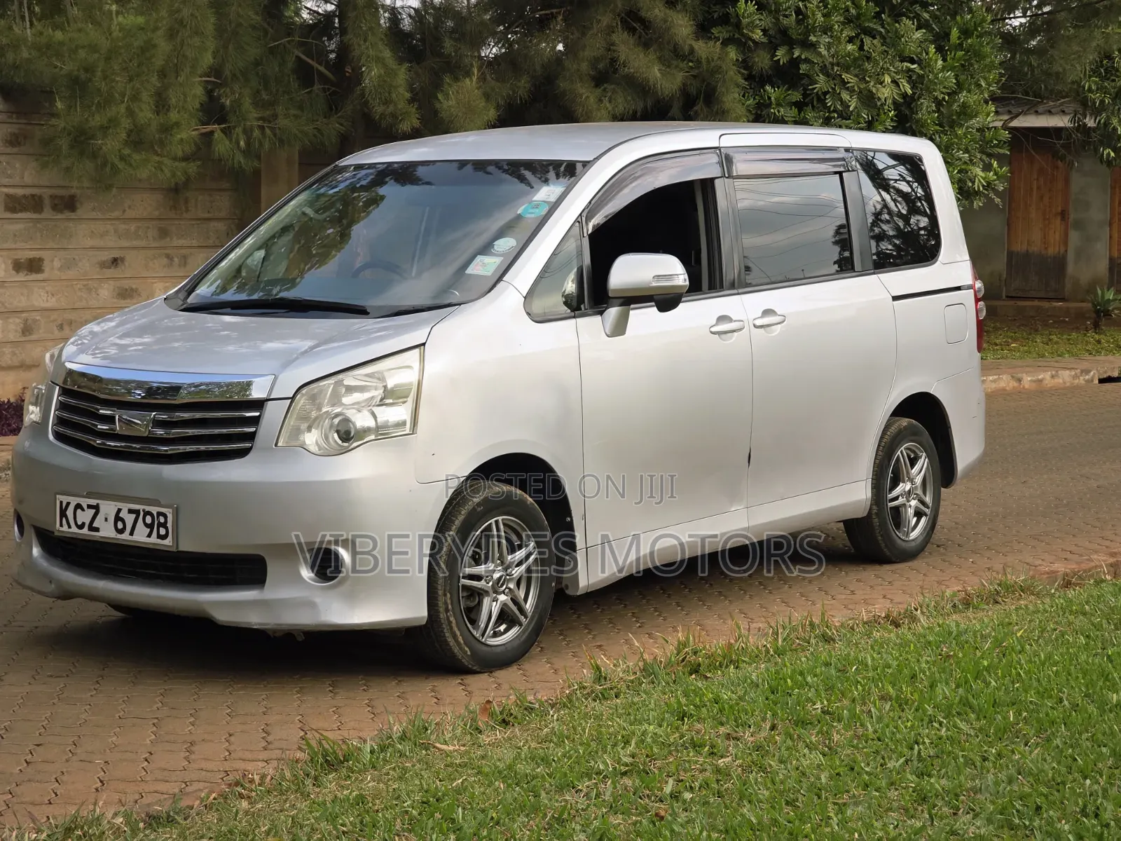 Toyota Noah 2013 Silver