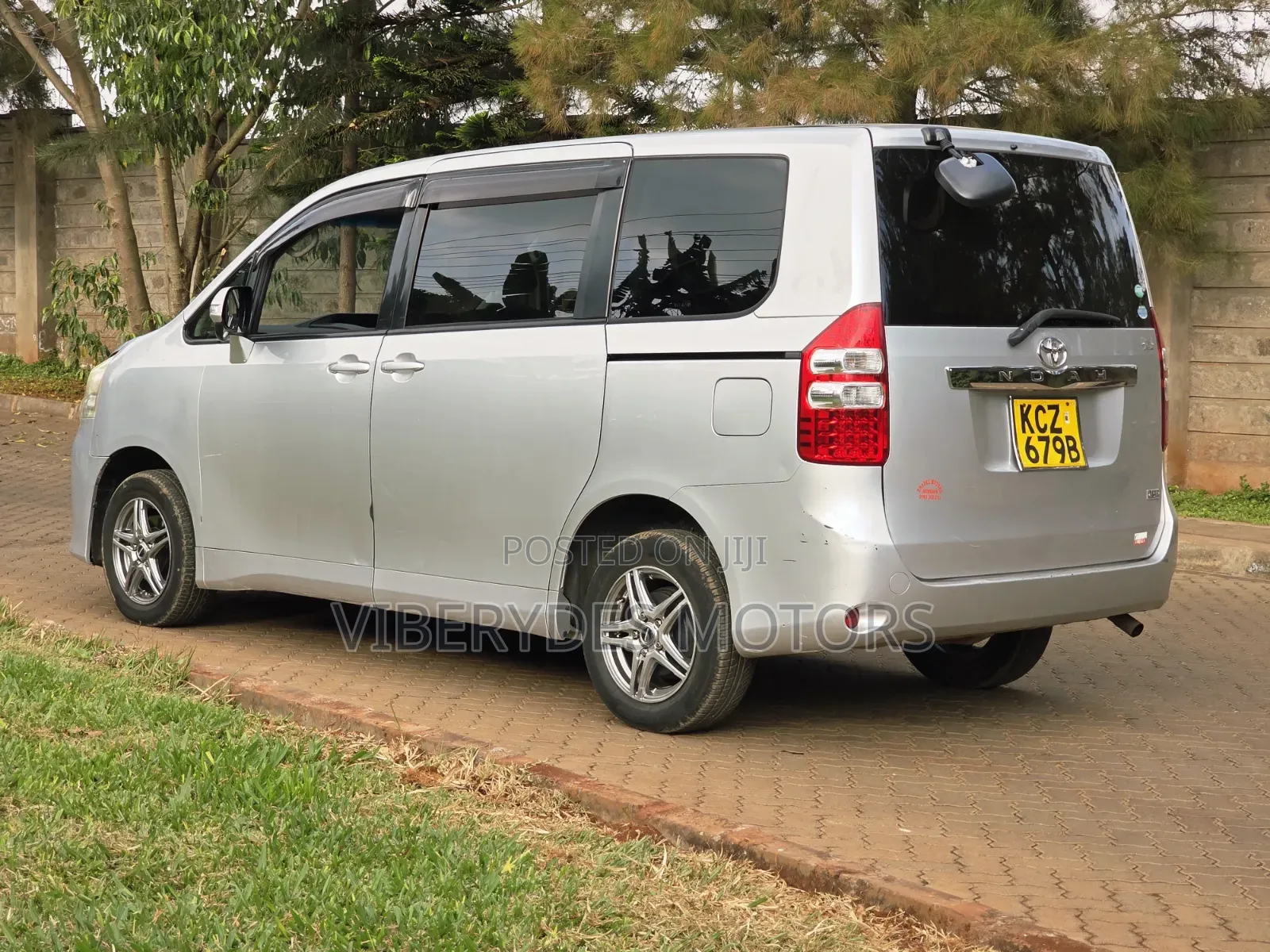 Toyota Noah 2013 Silver