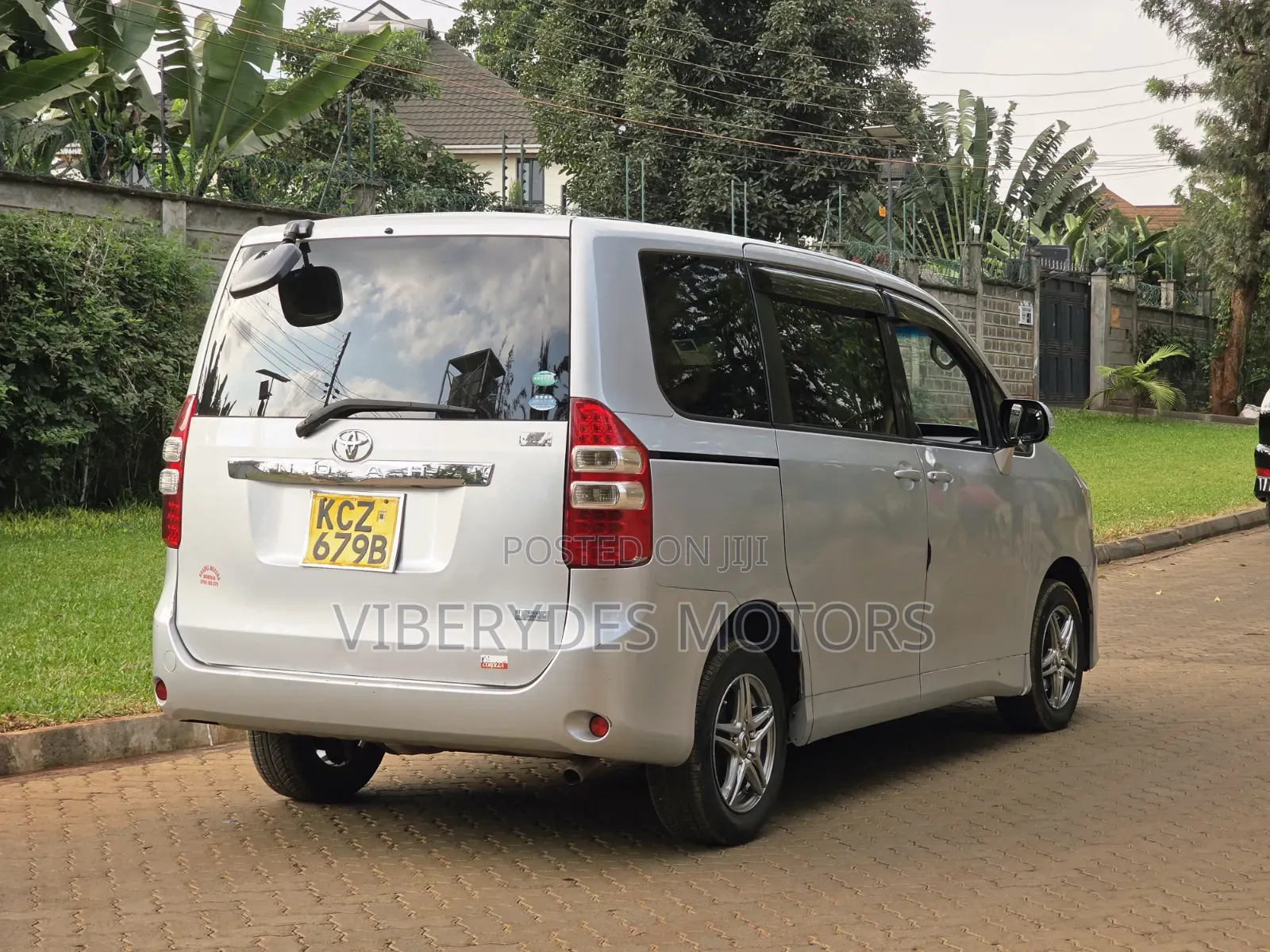 Toyota Noah 2013 Silver